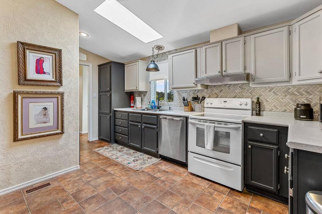 Serene Home- Sleeps 16 - Pet Friendly - Hot Tub - Pool -2 Kitchens! セドナ エクステリア 写真