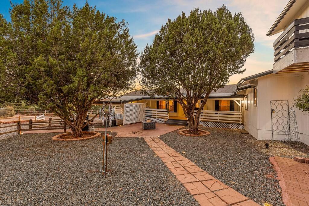 Serene Home- Sleeps 16 - Pet Friendly - Hot Tub - Pool -2 Kitchens! セドナ エクステリア 写真