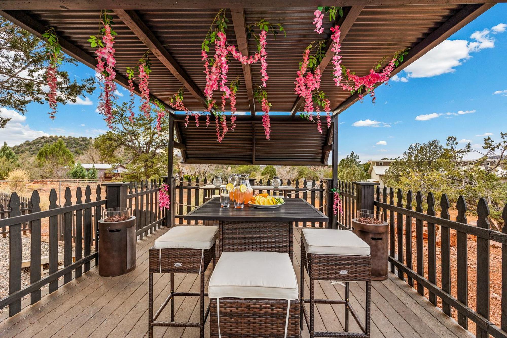 Serene Home- Sleeps 16 - Pet Friendly - Hot Tub - Pool -2 Kitchens! セドナ エクステリア 写真