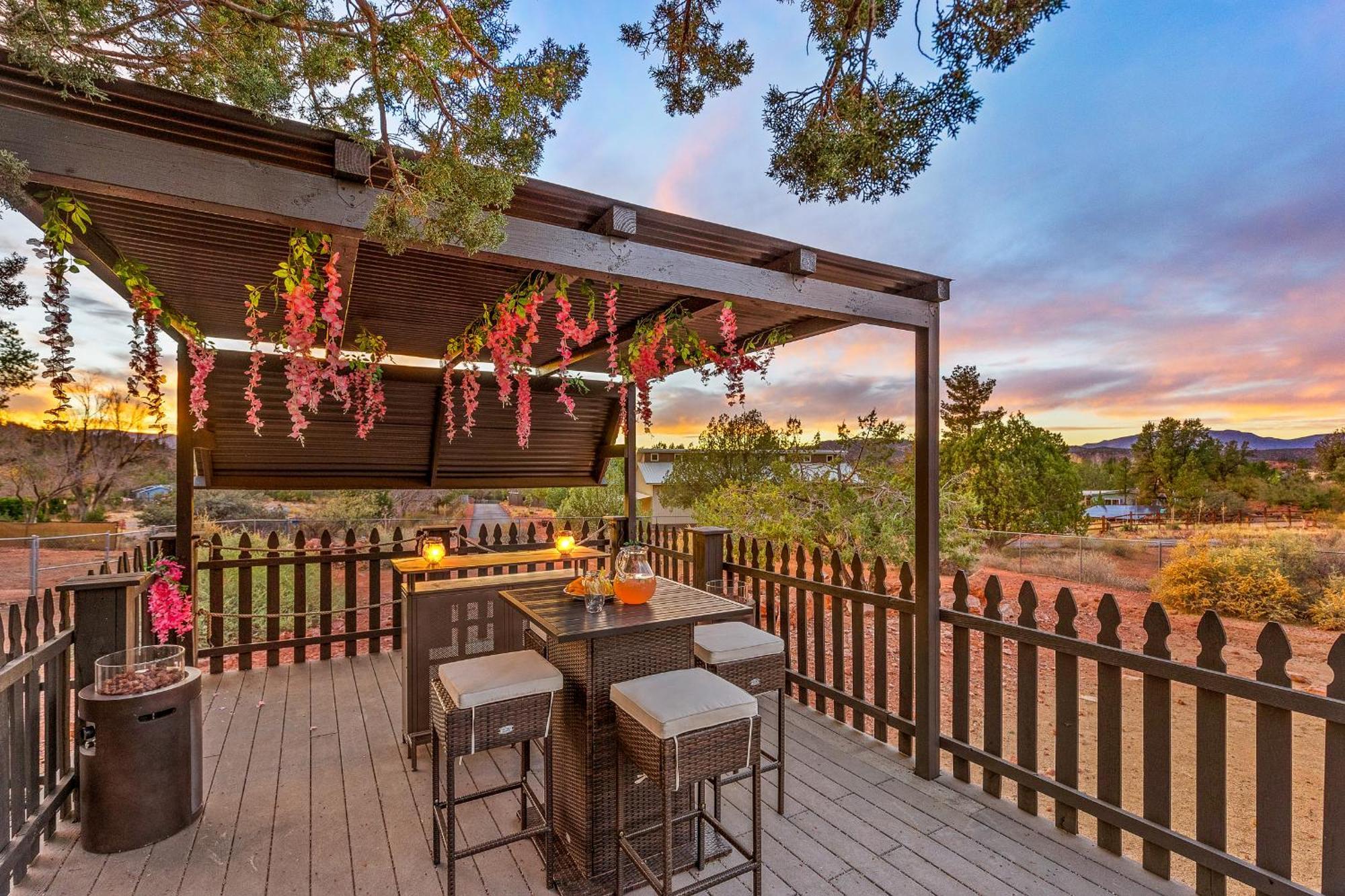 Serene Home- Sleeps 16 - Pet Friendly - Hot Tub - Pool -2 Kitchens! セドナ エクステリア 写真
