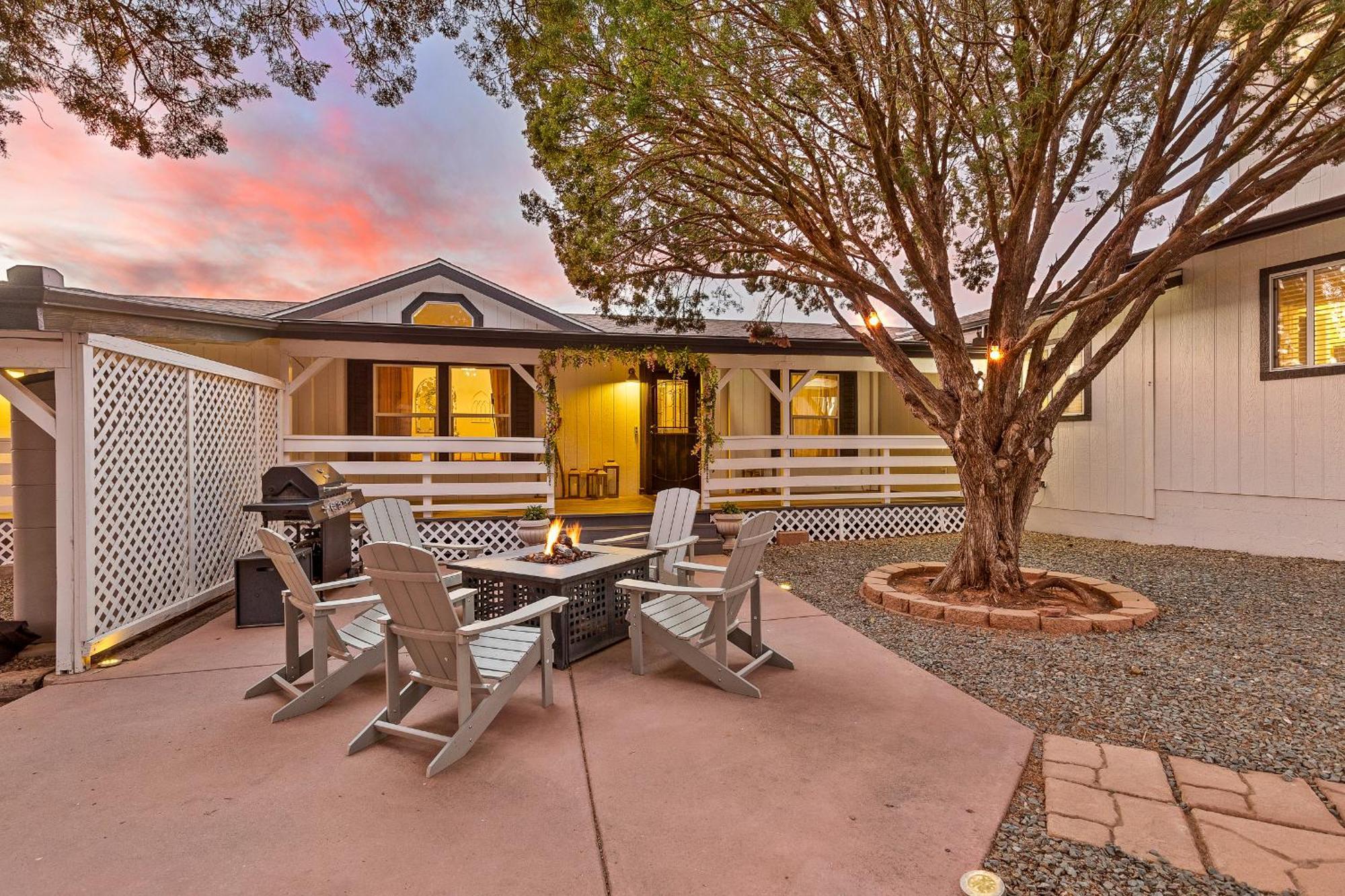 Serene Home- Sleeps 16 - Pet Friendly - Hot Tub - Pool -2 Kitchens! セドナ エクステリア 写真