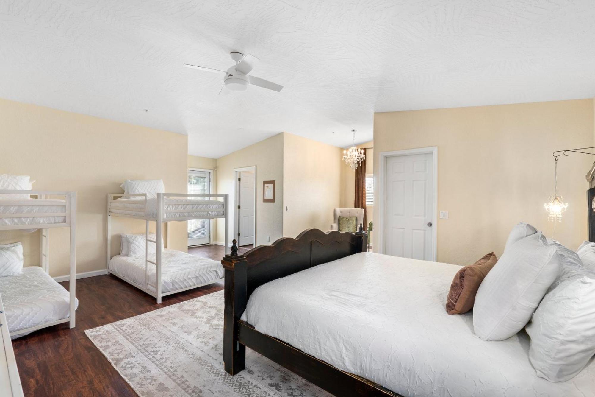 Serene Home- Sleeps 16 - Pet Friendly - Hot Tub - Pool -2 Kitchens! セドナ エクステリア 写真