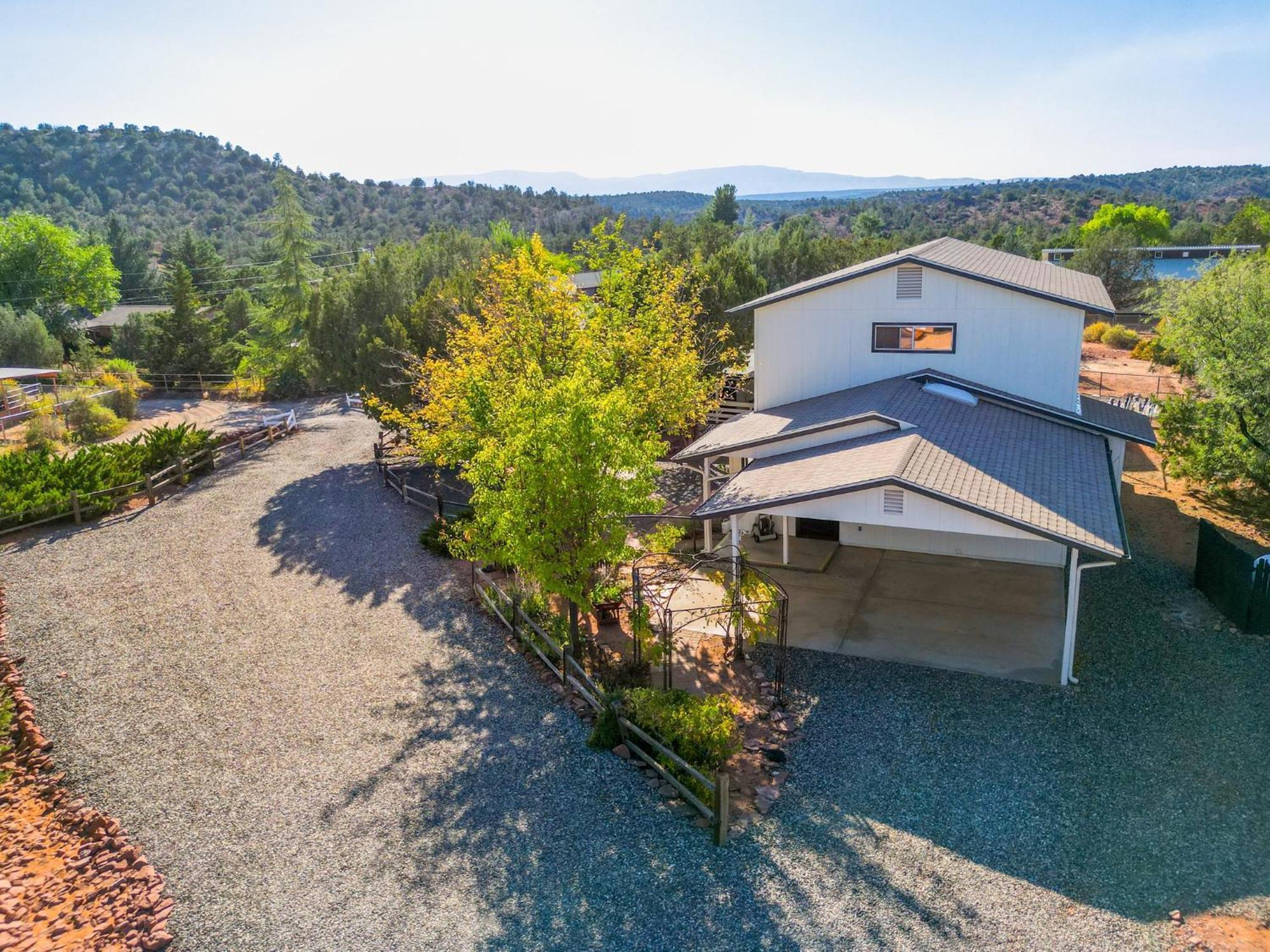Serene Home- Sleeps 16 - Pet Friendly - Hot Tub - Pool -2 Kitchens! セドナ エクステリア 写真